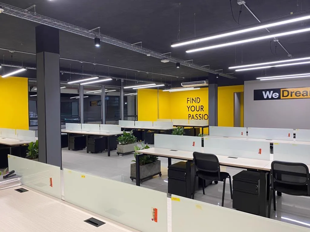 Open space corporativo con puestos de trabajo modulares — adecuación de oficinas Kiel