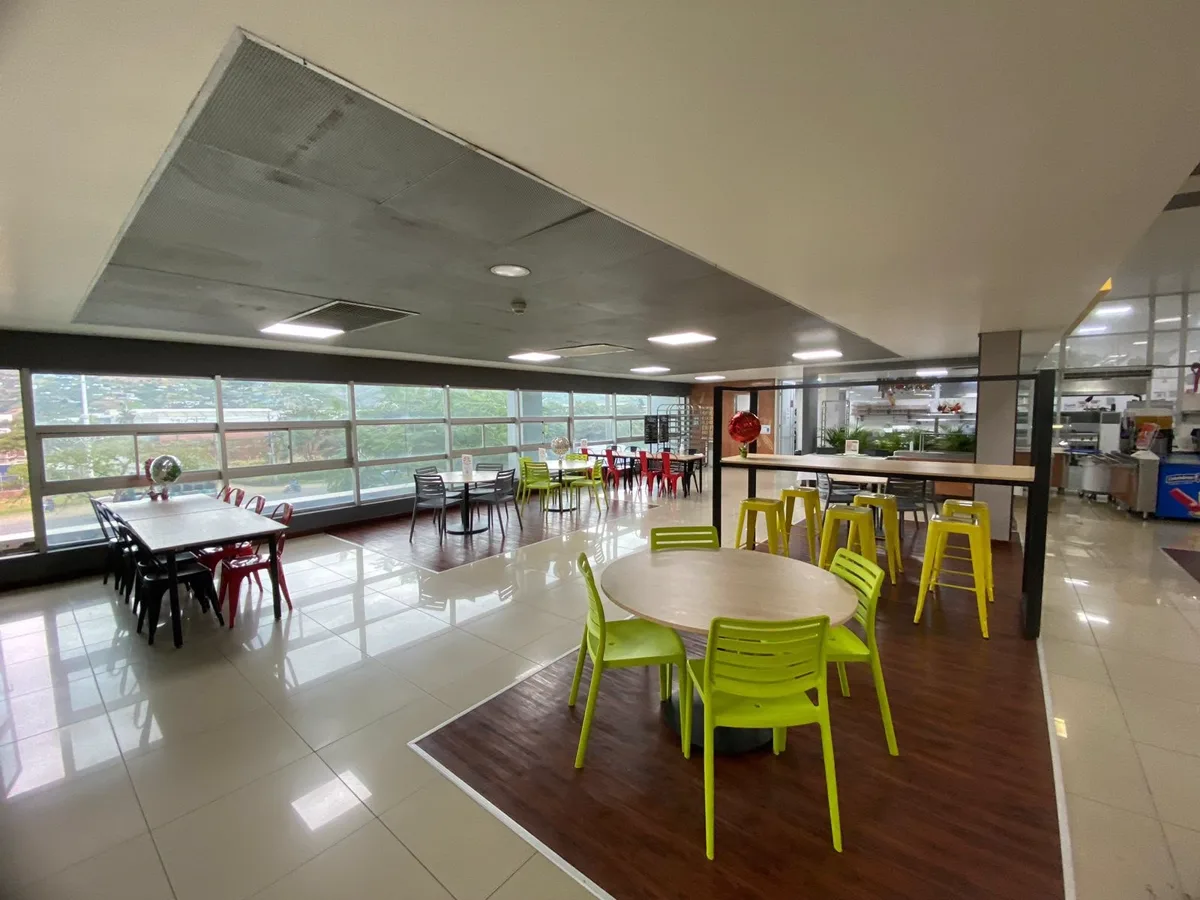 Cafetería corporativa con mobiliario para comedor institucional — Kiel