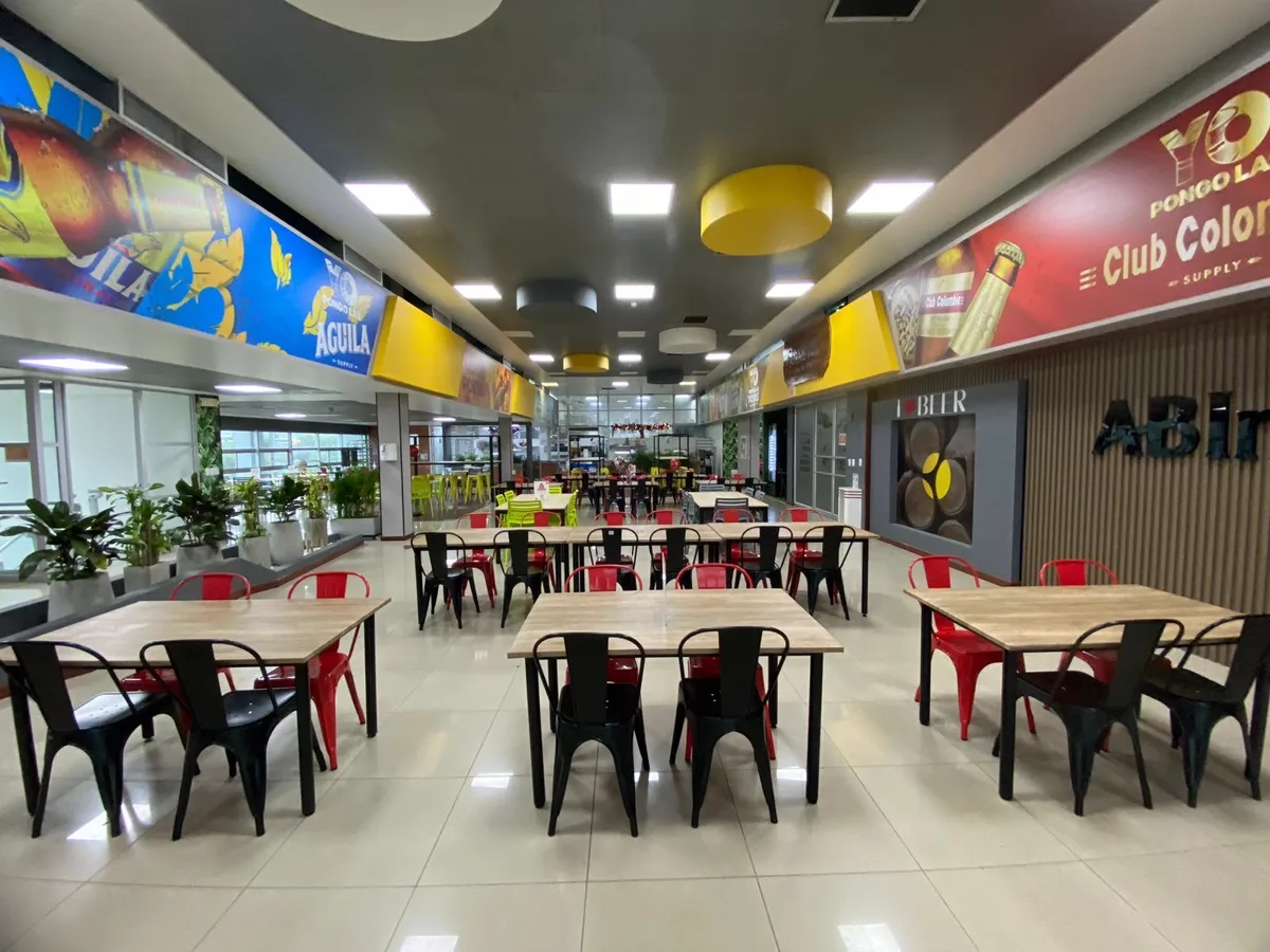Casino empresarial y food court amueblado por Kiel en Colombia