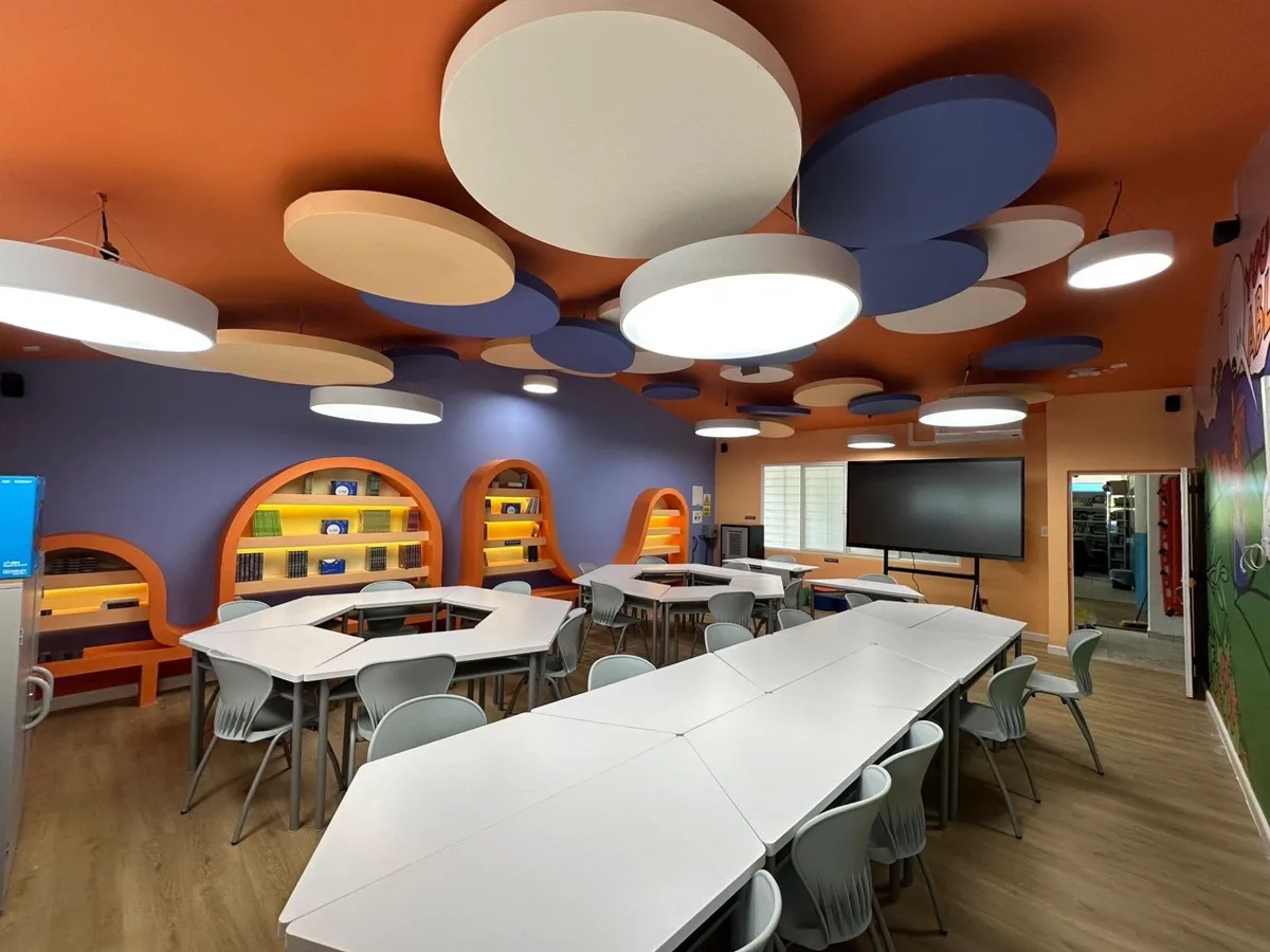 Aula educativa con mobiliario escolar moderno y estanterías a medida — Kiel