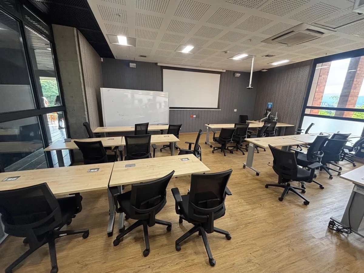 Sala de capacitación universitaria con mesas y sillas ergonómicas — Kiel