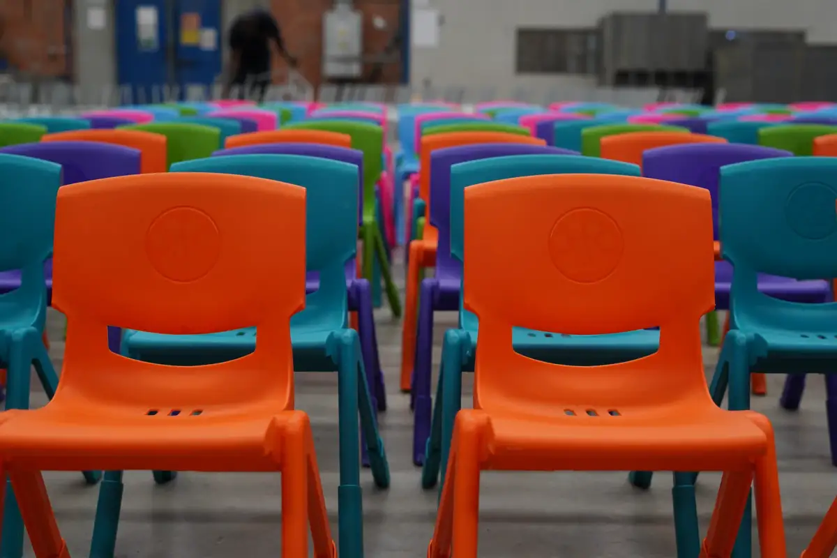 Sillas y mobiliario colectivo para instituciones — Kiel