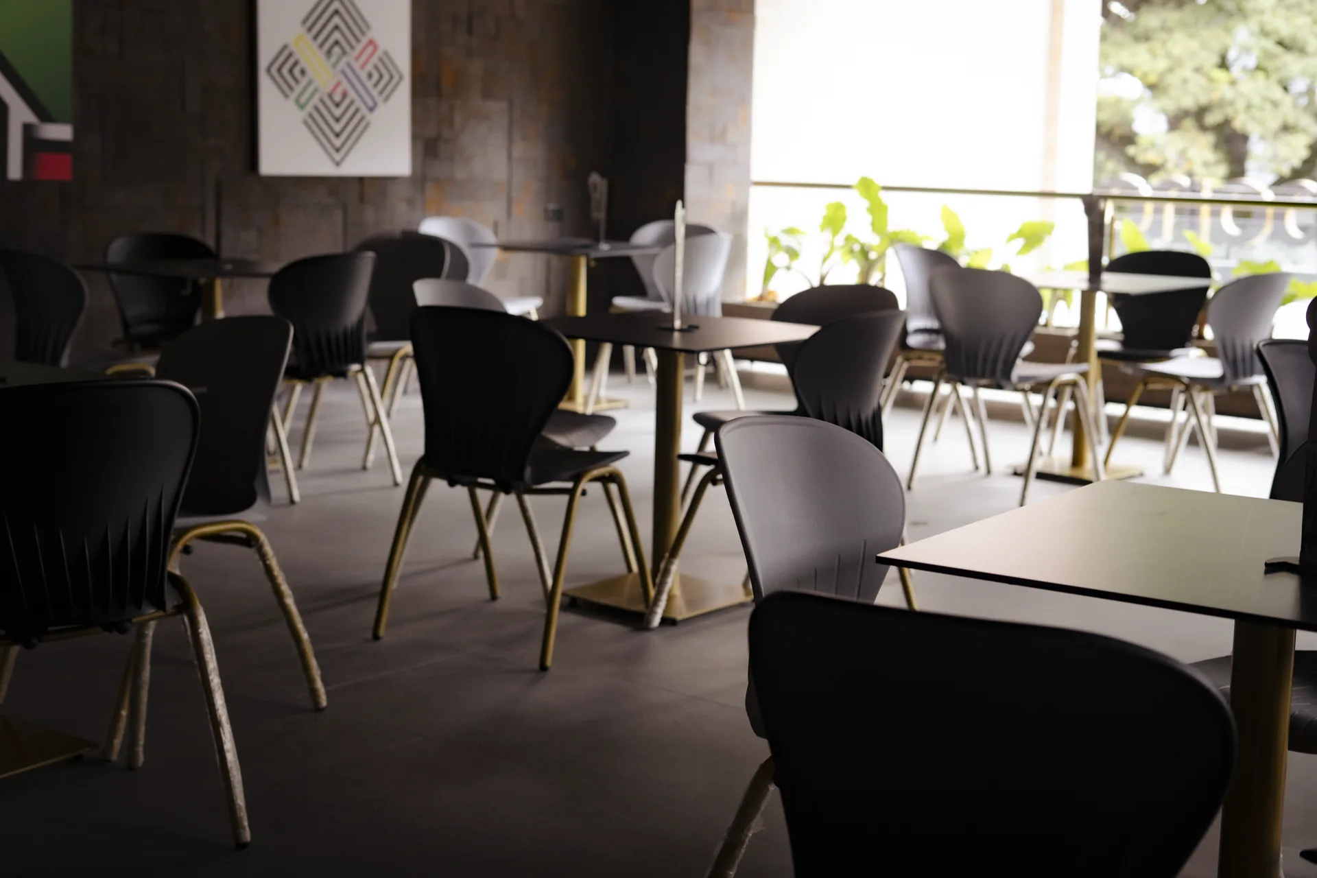 Mobiliario para cafetería institucional — proyecto Kiel