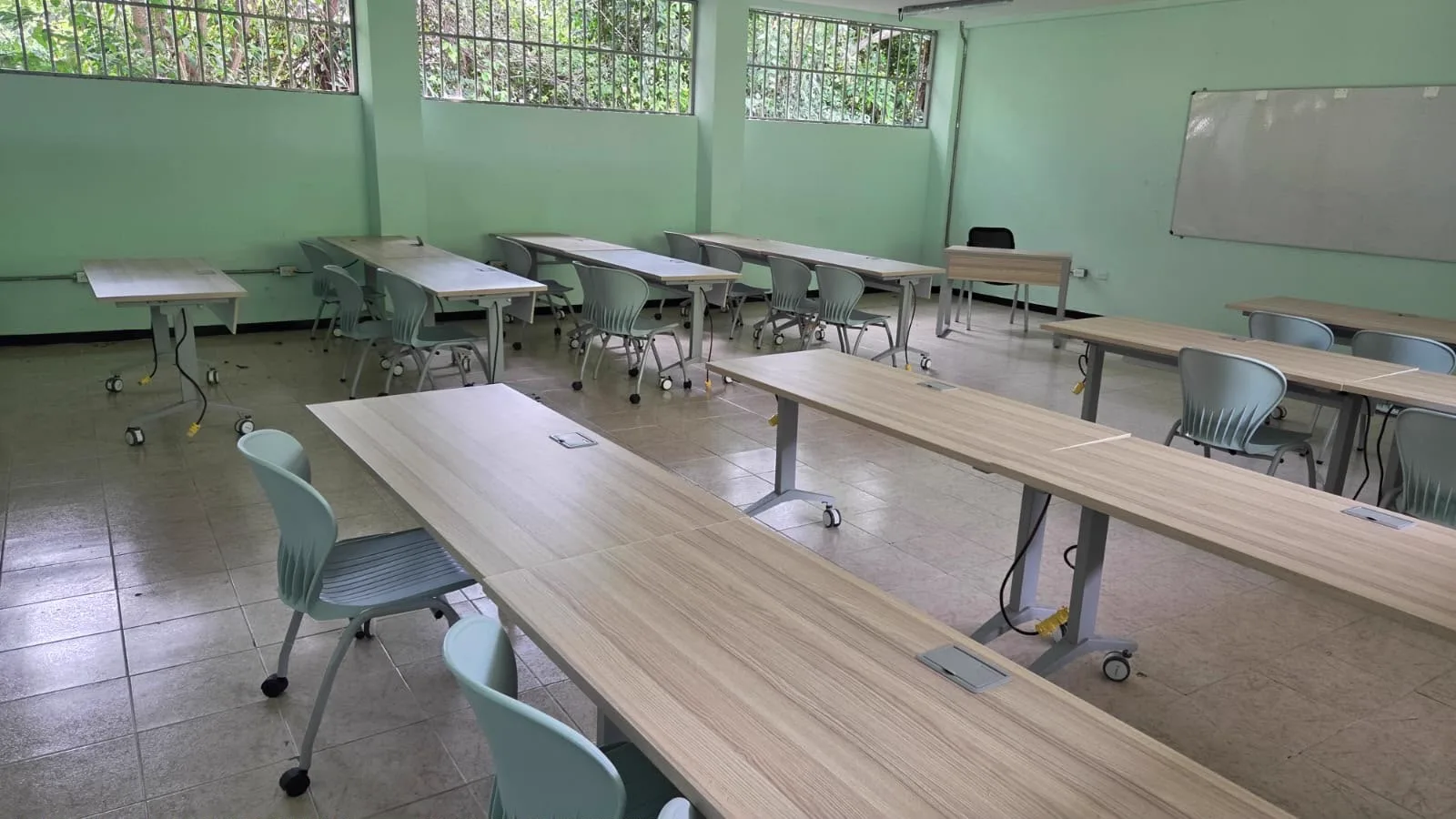 Mobiliario escolar con sillas azules — proyecto Kiel